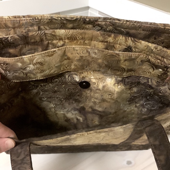 Large tote with multiple exterior and interior pockets - Picture 3 of 7